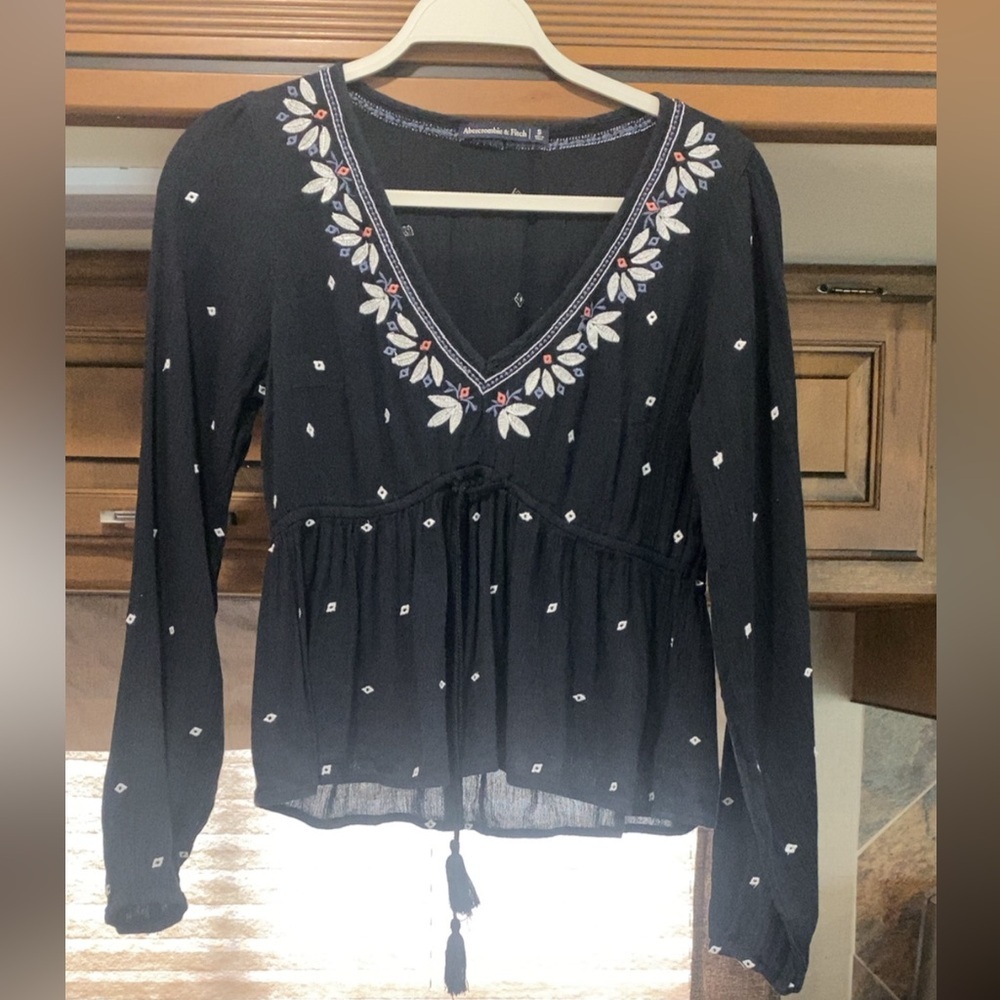 🌸Abercrombie & Fitch Black Embroidered tasseled blouse size small - Picture 3 of 8